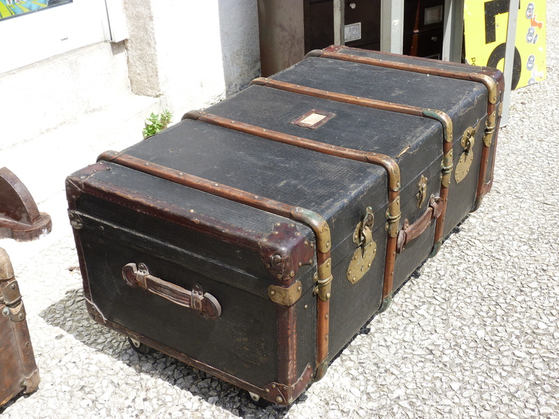 Travel suitcase / coffee table