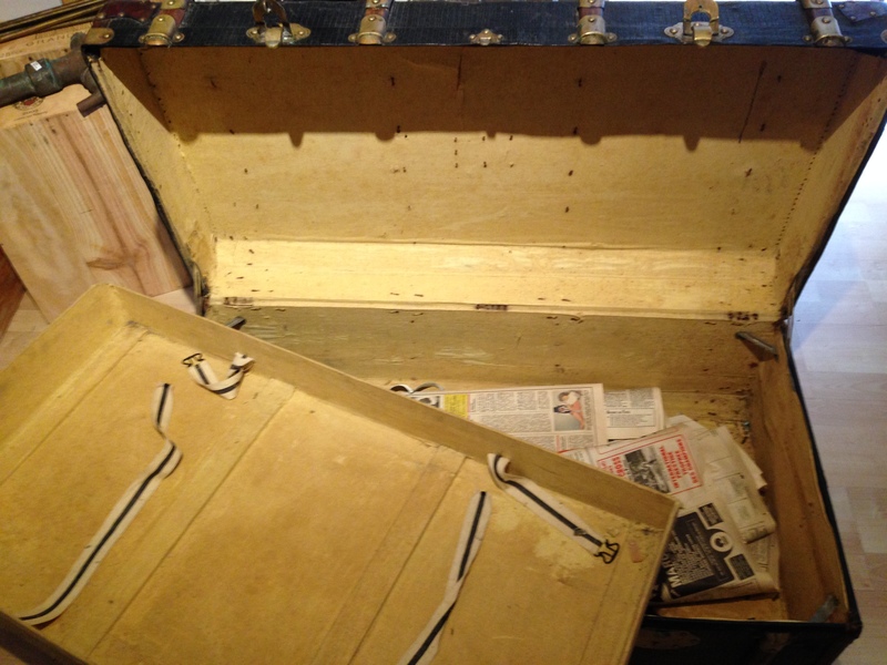 Travel suitcase / coffee table