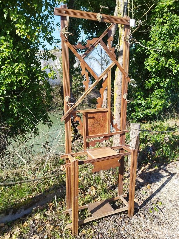 Art Deco entrance cloakroom 
