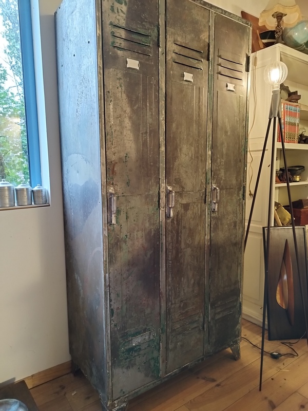 3-door metal cloakroom